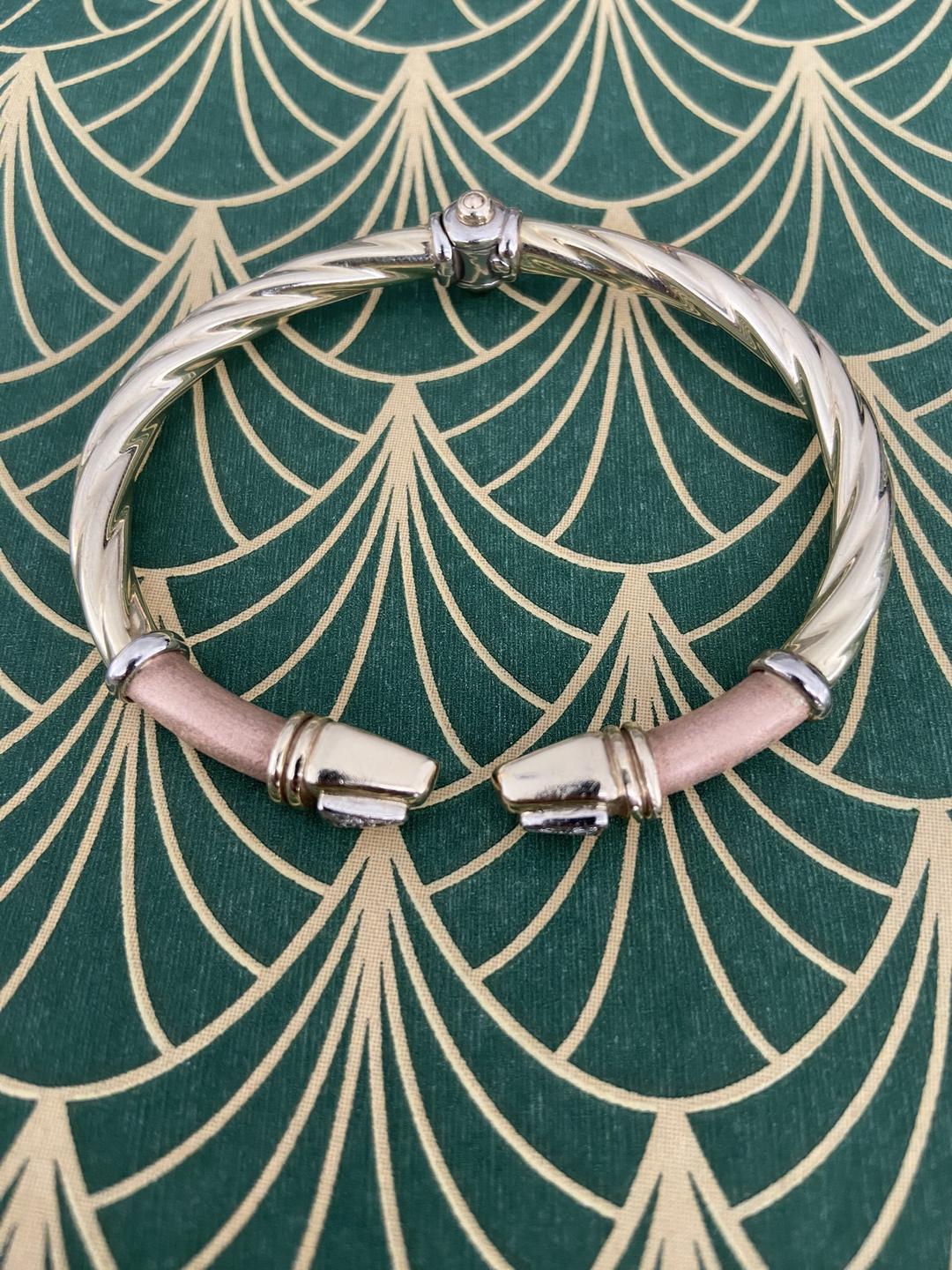 Gedrehter Gold-Armreif mit lachsfarbenen Einsätzen an den Enden