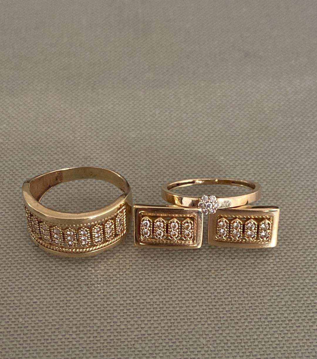 Zwei goldene Damenringe, einer mit Blumen-Cluster und breiter Schiene