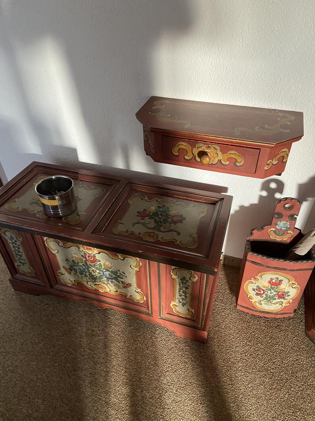 Ensemble aus bemalter Bauerntruhe, Wandkonsole und Schirmständer