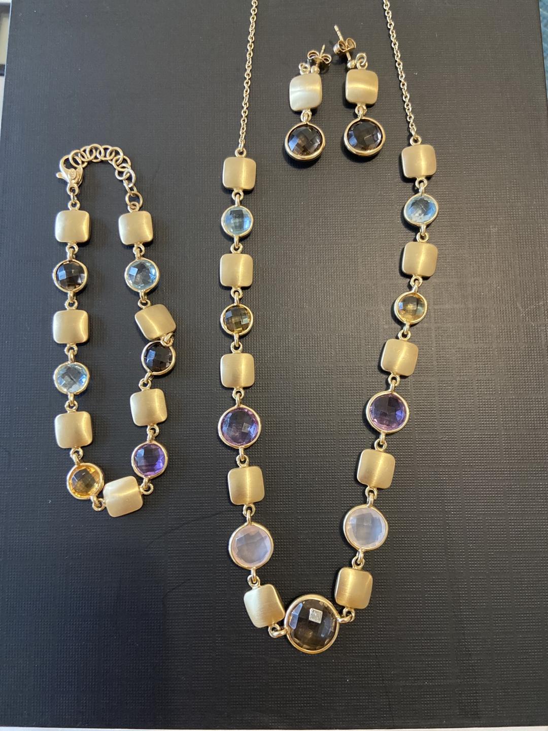 Schmuckset aus mattiertem Gold mit bunten Edelsteinen: Collier, Armband, Ohrringe