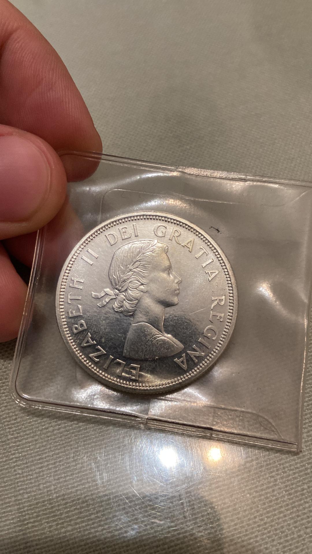 Silbermünze Elizabeth II Dei Gratia Regina in Schutzhülle