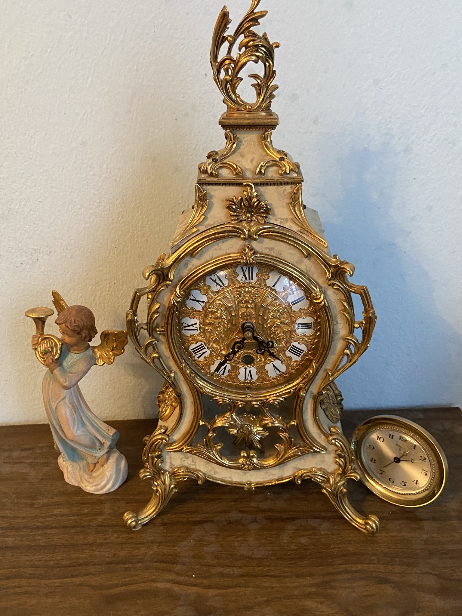 Prunkvolle Kaminuhr im Rokoko-Stil mit Porzellan-Engel