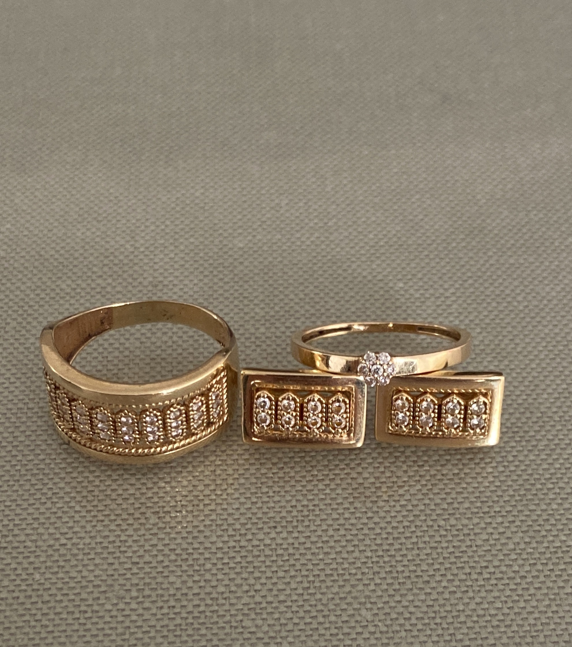 Zwei goldene Damenringe, einer mit Blumen-Cluster und breiter Schiene