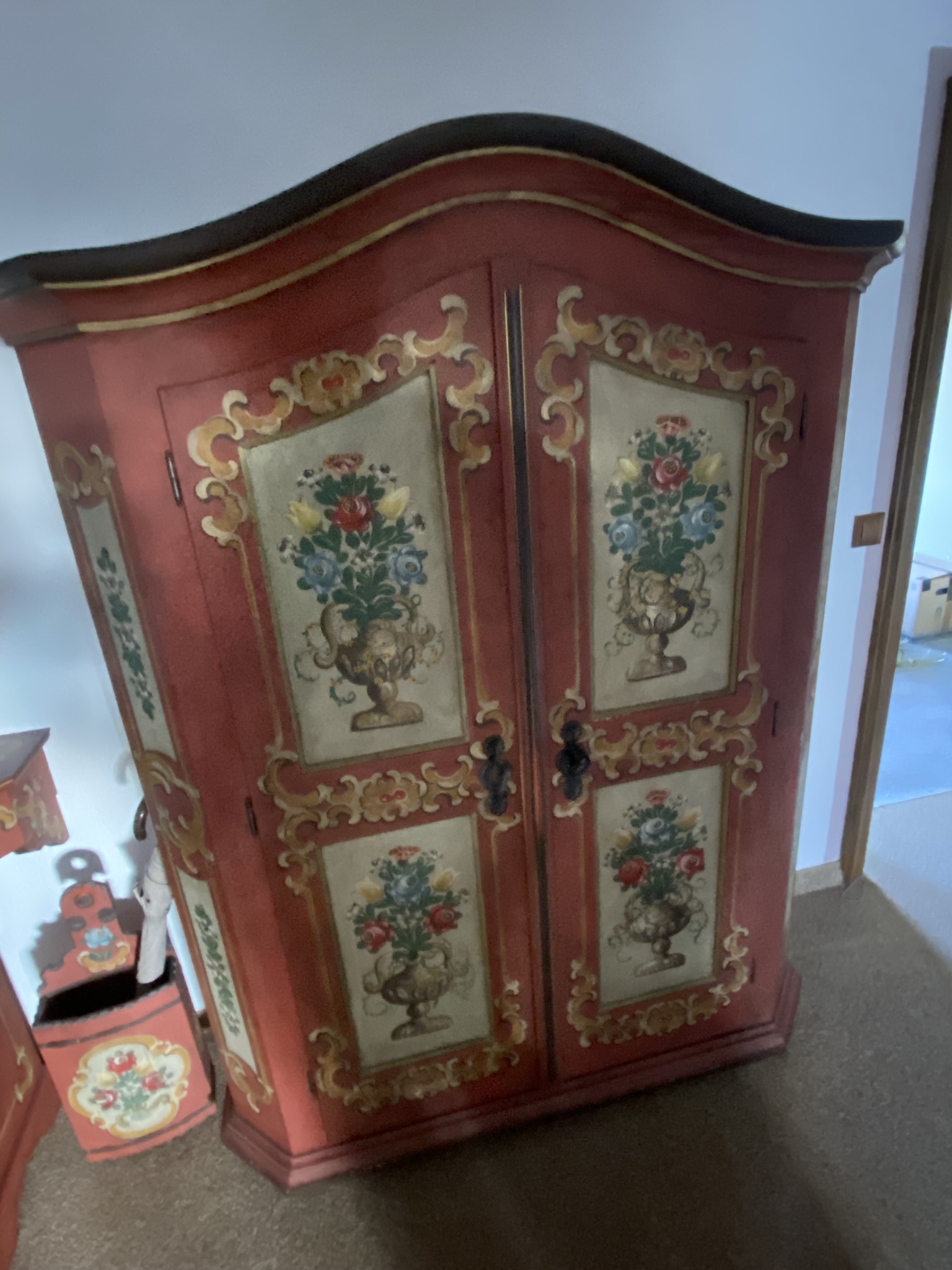 Antiker roter Bauernschrank mit floralen Malereien auf den Türen